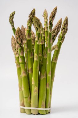 Kuşkonmaz beyaz bir arkaplanda izole edilmiş. 