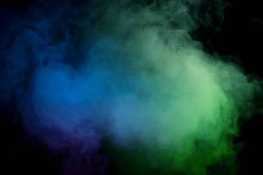 Siyah arka planda yeşil ve beyaz buhar. Boşluğu kopyala.