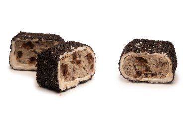 Çikolata ve fındıklı tatlı rulo, Türk tatlıları. Türk rahat beyaz zemin üzerinde izole. 