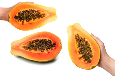 Papaya meyvesi beyaz arka planda izole bir şekilde kadınların elinde. Tropik meyve. Yarım papaya.. 