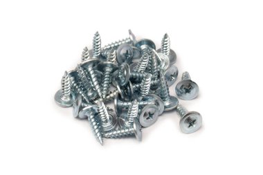 Beyaz arka planda izole edilmiş vidalayıcıdan ahşaba. 