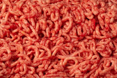 Arka planda çiğ et var. Üst görünüm.