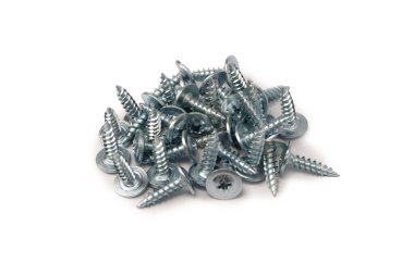 Beyaz arka planda izole edilmiş vidalayıcıdan ahşaba. 