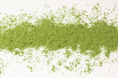 Kibrit çayı, kibrit tozu beyaz arka planda izole edilmiş.. 