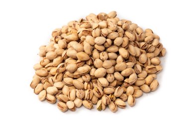 Beyaz arka planda izole edilmiş lezzetli fıstıklar..