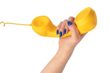 Kadının elindeki sarı cep telefonu beyaza izole edilmiş. Boşluğu kopyala.