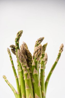 Kuşkonmaz beyaz bir arkaplanda izole edilmiş. 