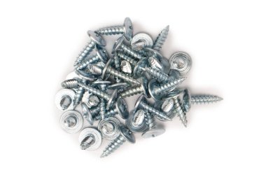 Beyaz arka planda izole edilmiş vidalayıcıdan ahşaba. 