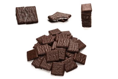 Beyaz arka planda izole edilmiş siyah çikolata şekerleri.. 