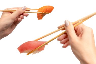 Beyaz bir arka planda, somon balıklı bir kadın eli izole edilmiş saşimi.. 