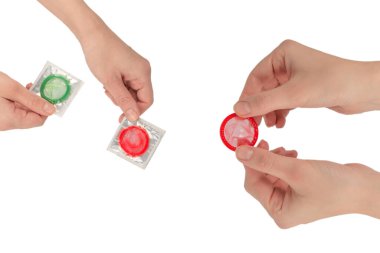 Beyaz arka planda elle izole edilmiş kadın prezervatifi.. 