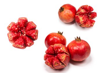 Beyaz arka planda izole edilmiş tatlı sulu nar.. 