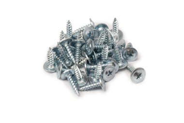 Beyaz arka planda izole edilmiş vidalayıcıdan ahşaba. 