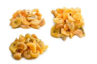 Kurumuş tutku meyvesi beyaz arka planda izole edilmiş. Üst görünüm. 