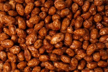 Arka planda lezzetli kavrulmuş fıstık var.. 