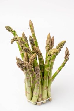 Kuşkonmaz beyaz bir arkaplanda izole edilmiş. 