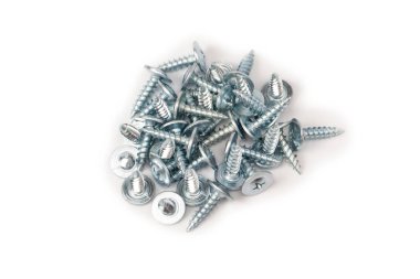 Beyaz arka planda izole edilmiş vidalayıcıdan ahşaba. 