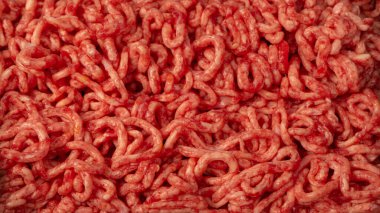 Arka planda çiğ et var. Üst görünüm.