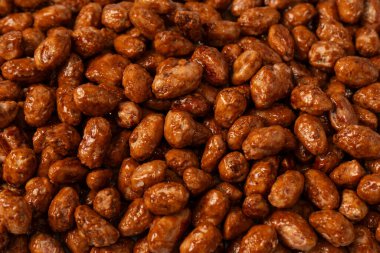 Arka planda lezzetli kavrulmuş fıstık var.. 