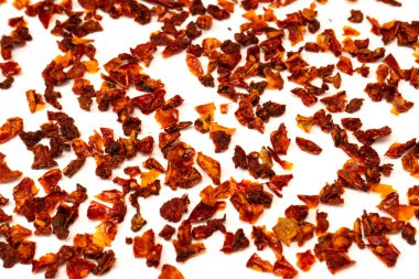 Beyaz arka planda izole edilmiş kuru domatesler.. 