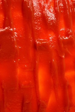 Kırmızı sos arka plan olarak sıçrar.