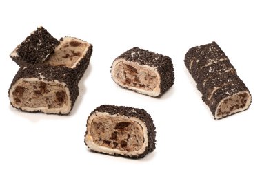 Çikolata ve fındıklı tatlı rulo, Türk tatlıları. Türk rahat beyaz zemin üzerinde izole. 