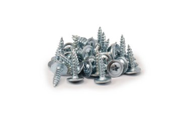 Beyaz arka planda izole edilmiş vidalayıcıdan ahşaba. 