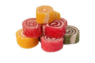 Beyaz arka planda izole edilmiş jöleli şeker rulosu. Marmelat şekeri.