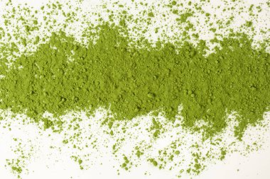 Kibrit çayı, kibrit tozu beyaz arka planda izole edilmiş.. 