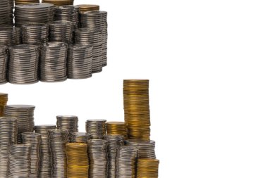 Beyaz arka planda izole edilmiş bozuk para yığını. Bankacılık ve para. 