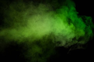 Siyah arka planda yeşil ve beyaz buhar. Boşluğu kopyala.