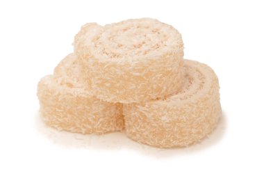 Hindistan cevizli şekerlemeler beyaz arka planda izole edilmiş.. 