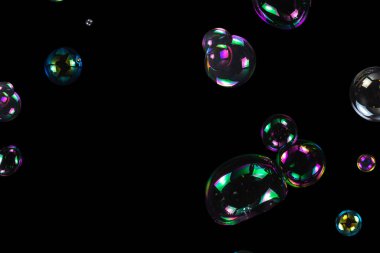 Sabun köpükleri siyah arka planda izole edilmiş. Boşluğu kopyala. 