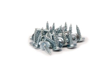 Beyaz arka planda izole edilmiş vidalayıcıdan ahşaba. 