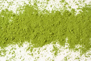 Kibrit çayı, kibrit tozu beyaz arka planda izole edilmiş.. 