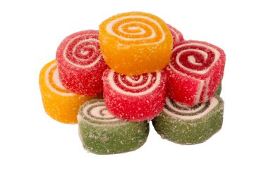 Beyaz arka planda izole edilmiş jöleli şeker rulosu. Marmelat şekeri.