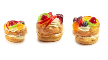 Beyaz üzerine izole edilmiş kremalı ve meyveli kek.. 