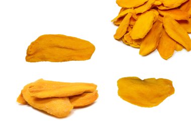 Beyaz arka planda izole edilmiş kuru, lezzetli mango dilimleri. Üst görünüm. 