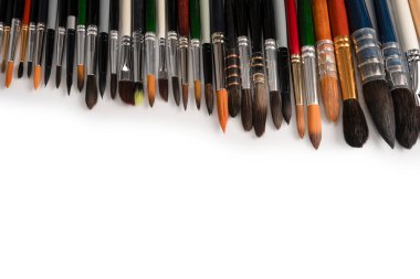 Beyaz arka planda izole edilmiş boya fırçalarının karışımı. Üst görünüm. 