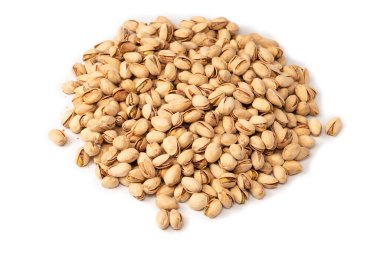 Beyaz arka planda izole edilmiş lezzetli fıstıklar..