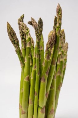 Kuşkonmaz beyaz bir arkaplanda izole edilmiş. 