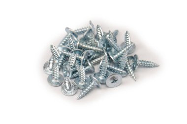 Beyaz arka planda izole edilmiş vidalayıcıdan ahşaba. 