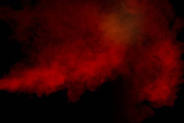 Siyah arka planda turuncu ve kırmızı buhar. Boşluğu kopyala.