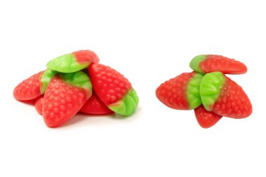 Beyaz arka planda izole edilmiş jöleli çilek şekerleri. Üst Manzara. Lezzetli jelatin şekerler..