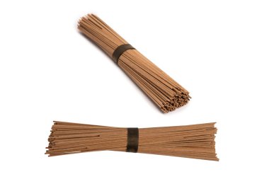 Beyaz bir arka plan üzerinde izole buğday noodle. 