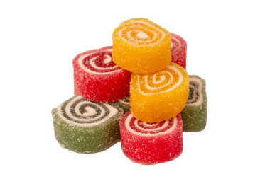 Beyaz arka planda izole edilmiş jöleli şeker rulosu. Marmelat şekeri.