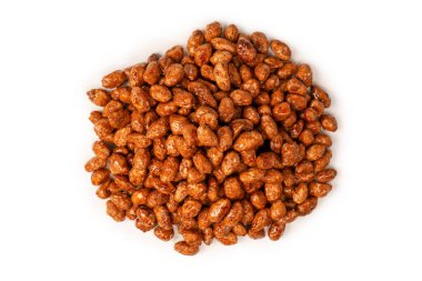 Beyaz arka planda izole edilmiş lezzetli kavrulmuş fıstık.. 