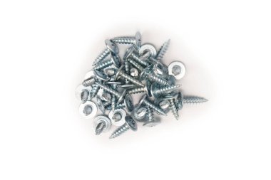 Beyaz arka planda izole edilmiş vidalayıcıdan ahşaba. 