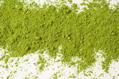 Kibrit çayı, kibrit tozu beyaz arka planda izole edilmiş.. 