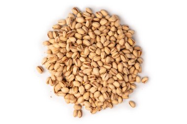 Beyaz arka planda izole edilmiş lezzetli fıstıklar..